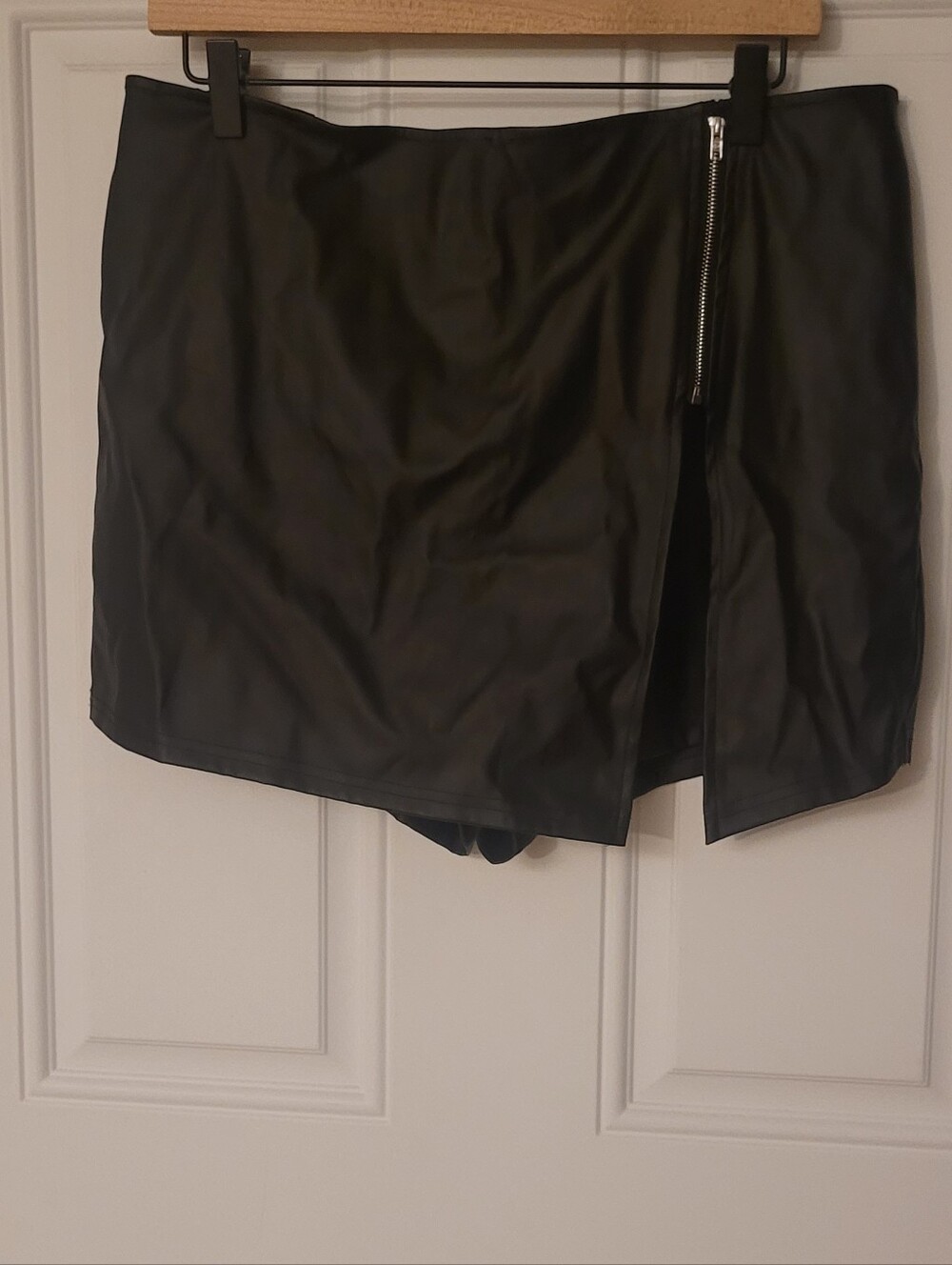 Shein Faux Leather Zipper Detail Skort Size Xl In Black